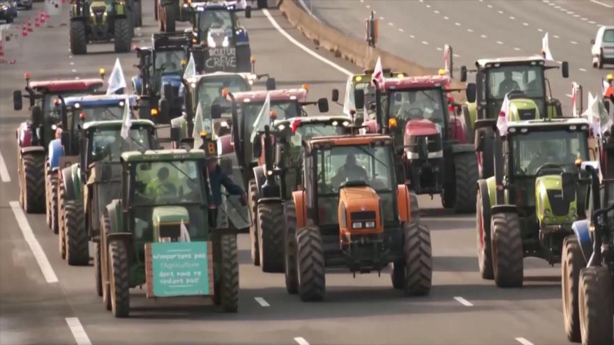 Agricultores franceses en huelga bloquean los accesos a París