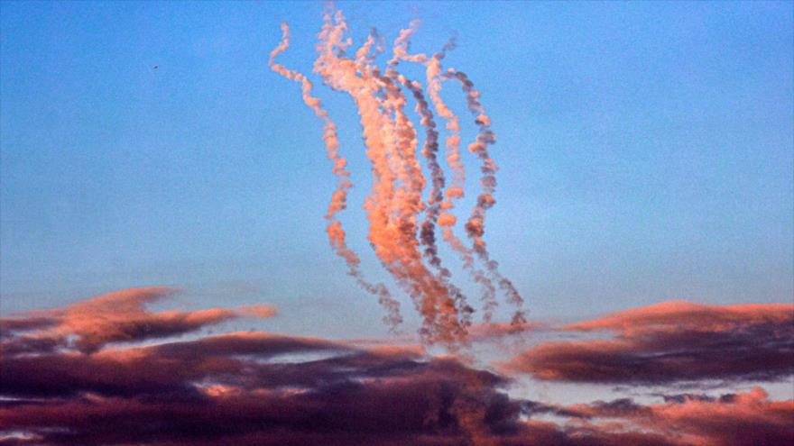 Columnas de humo se elevan tras una salva de cohetes lanzados hacia los territorios ocupados por Israel, 29 de enero de 2024. (Foto: AFP)