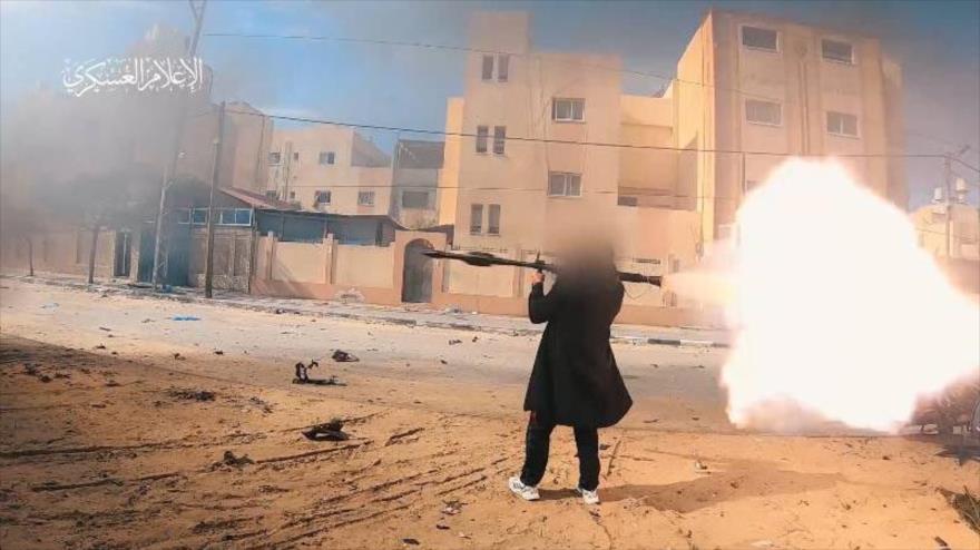 Combatiente palestino en la Franja de Gaza alanza cohete antiblindaje Yasin 105 contra tropas israelíes.