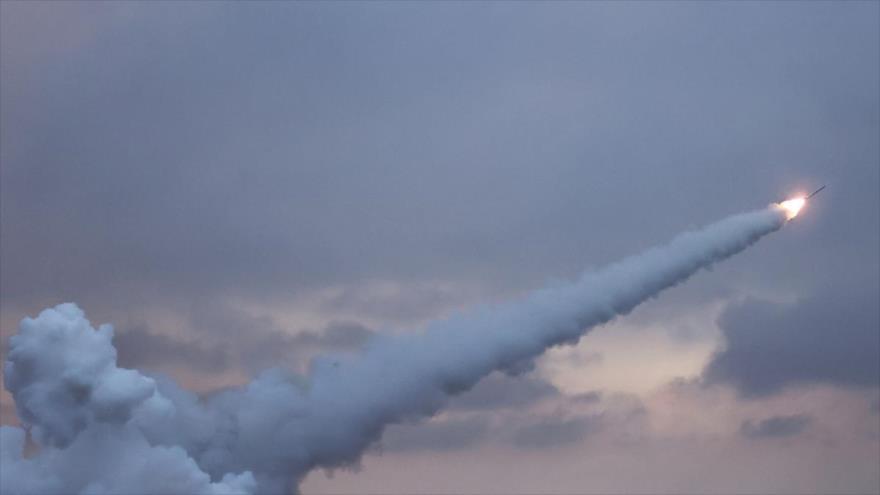 El momento de lanzamiento de un misil crucero desde Corea del Norte hacia el mar Amarillo, el 30 de enero de 2024.