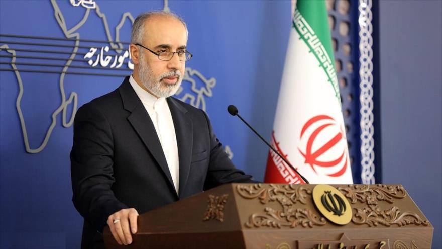 El portavoz de la Cancillería iraní, Naser Kanani, ofrece una rueda de prensa en Teherán.