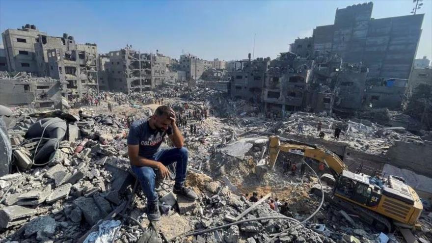 Un hombre sentado sobre los escombres de su casa tras los ataques israelíes contra el campo de refugiados de Yabalia, la Franja de Gaza, 1 de noviembre de 2024.