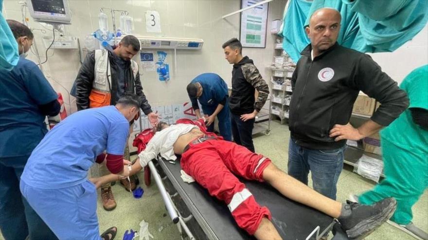 El personal medica atiende a un paciente en el hospital Al-Amal en la Franja de Gaza.