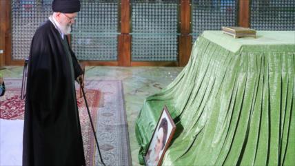 Líder de Irán rinde tributo al Fundador de la República Islámica