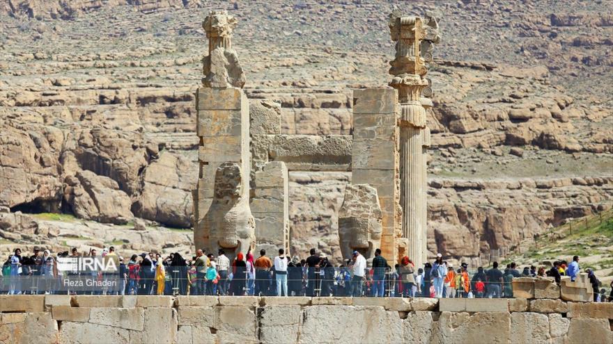 Los turistas visitan el complejo monumental de Persépolis (ciudad de los persas) en Shiraz, capital de la provincia de Fars. (Foto: IRNA)