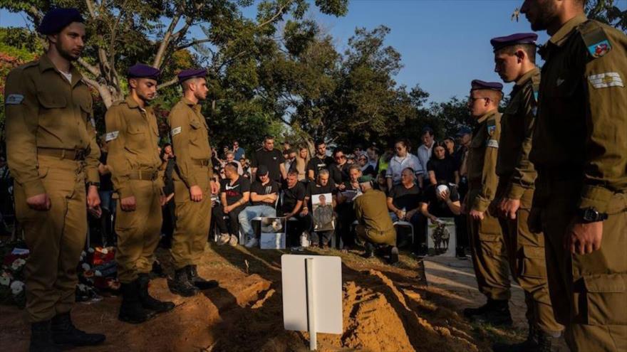 Soldados israelíes junto a la tumba de un militar asesinado en la Franja de Gaza, Tel Aviv, Palestina ocupada, 2 de noviembre de 2023.