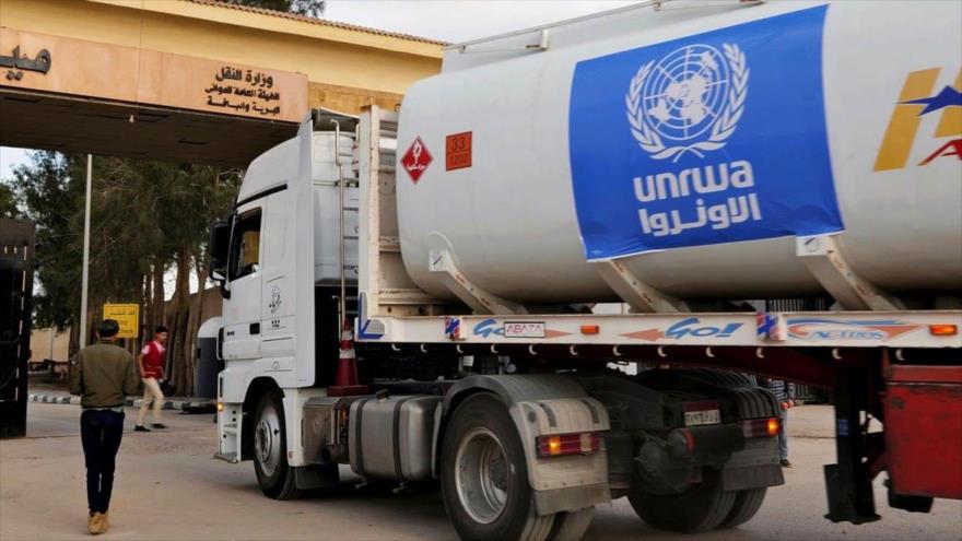 Un camión de combustible de la UMRWA en el cruce fronterizo de Rafah, en Egipto, se dirige a Gaza. (Foto de archivo: AP)