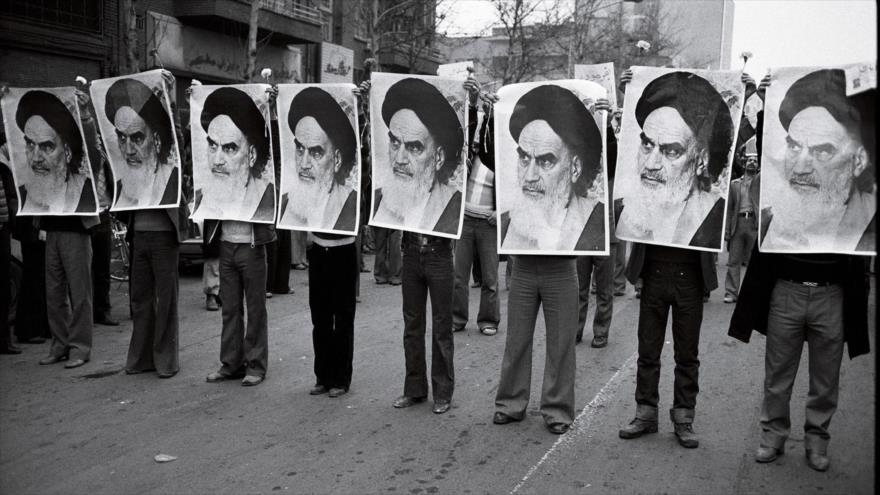Los manifestantes iraníes sujetan la imagen del Imam Jomeini (que en paz descanse) en las protestas de 1978.
