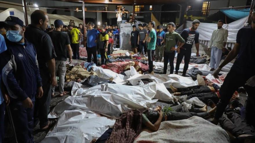 Cuerpos de las víctimas de un ataque aéreo israelí al hospital Al-Ahli Al-Arab, en la ciudad de Gaza, octubre de 2023.