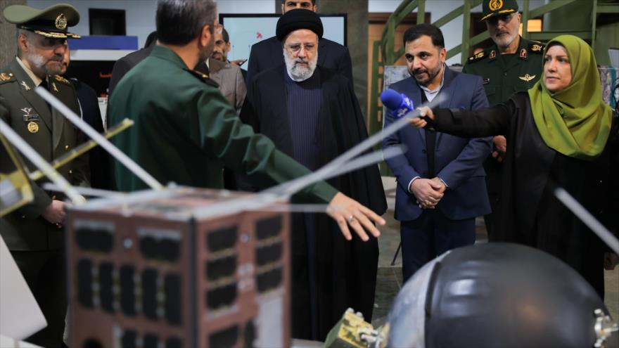 El presidente iraní, Ebrahim Raisi, visita una exposición de la industria aeroespacial iraní, 3 de febrero de 2024. (Foto: President.ir)