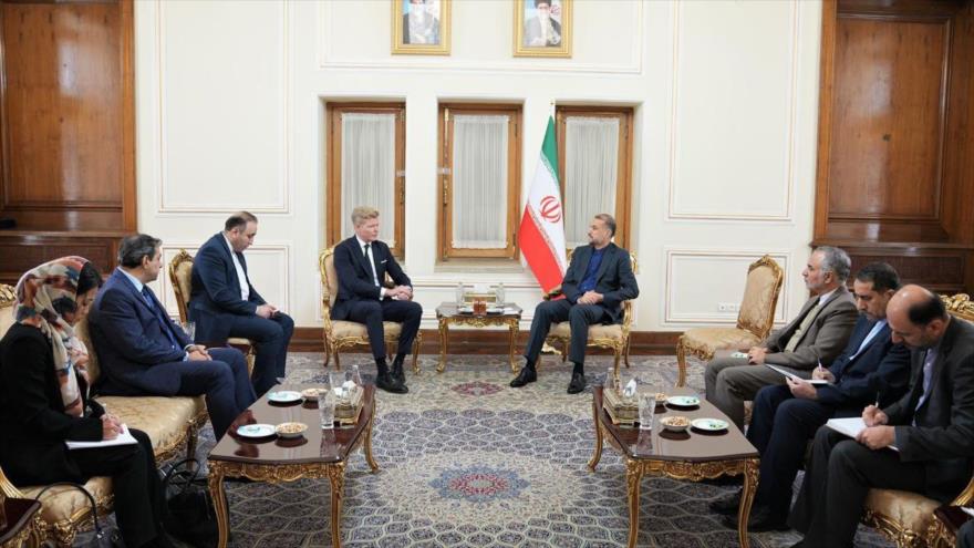 El canciller de Irán (derecha) y el enviado especial de la ONU para Yemen, durante un encuentro en Teherán, capital persa, 3 de febrero de 2024.
