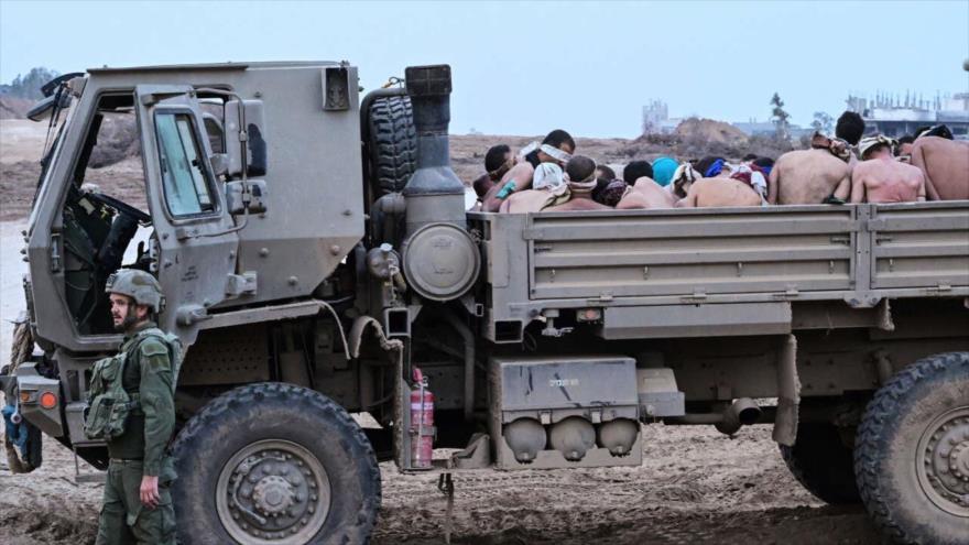 Un camión del ejército israelí que transporta a detenidos palestinos en la Franja de Gaza, 8 de diciembre de 2023. (Foto: Reuters)