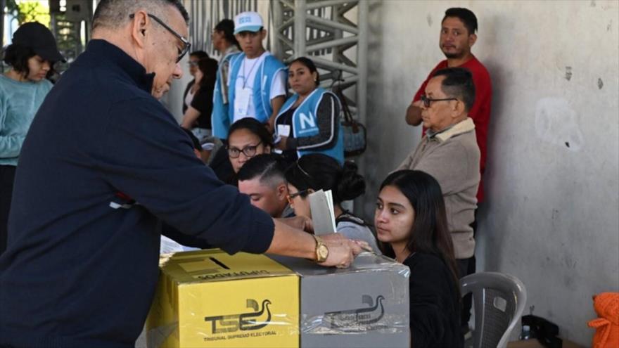 Salvadoreños votan para elegir al presidente, el vicepresidente y diputados del Congreso, 4 de febrero de 2024.