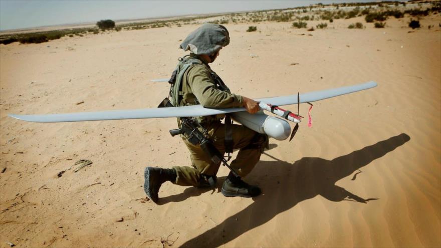 Un soldado del ejército israelí con un dron Skylark durante un simulacro en la base militar de Tzelim, 5 de agosto de 2013. (Foto: Flash90)