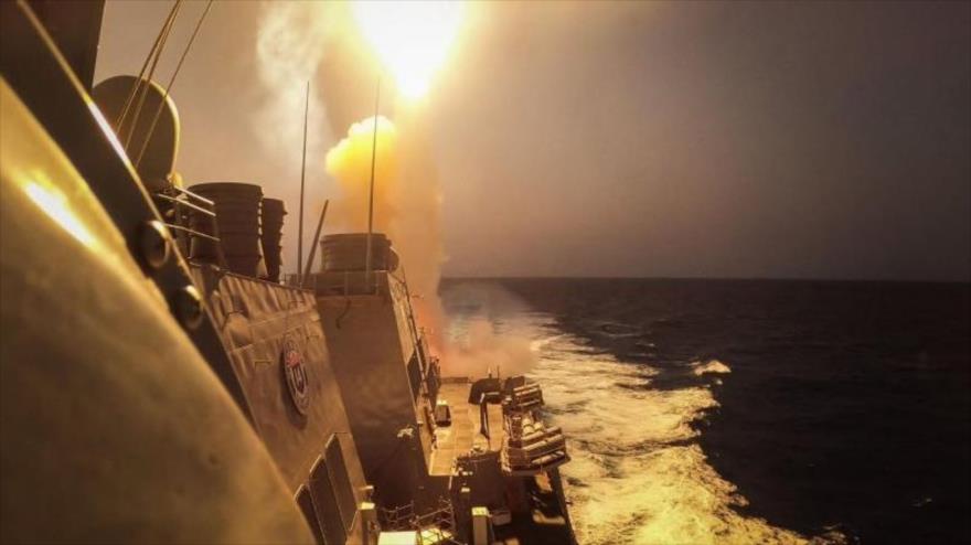 El destructor de misiles guiados USS Carney ataca contra objetivos yemeníes en el mar Rojo, 19 de octubre de 2023.