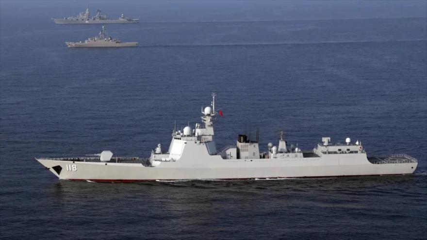 El destructor chino Xining (117), la fragata iraní Alborz (72) y la fragata rusa Yaroslav Mudry durante ejercicios conjuntos en 2019. (Foto: AFP)