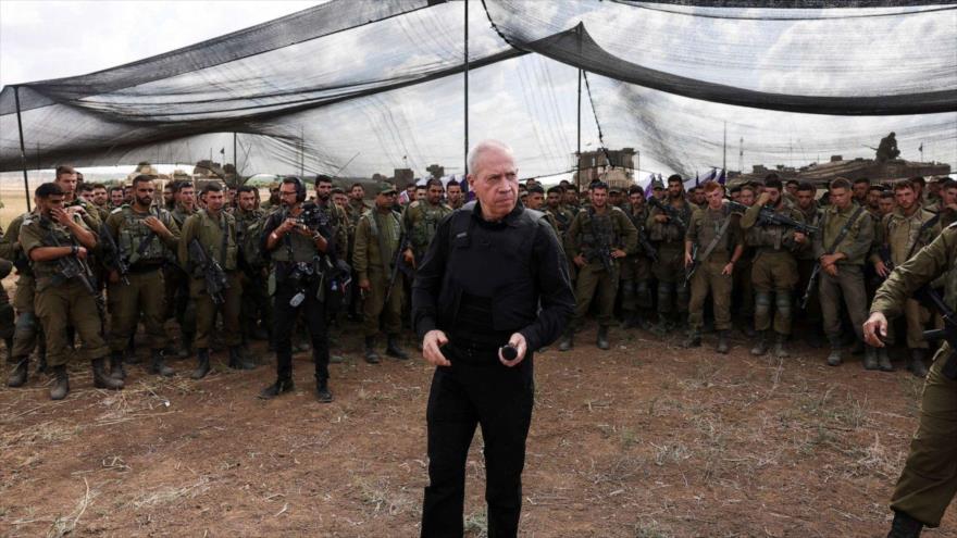 El ministro de asuntos militares israelí, Yoav Gallant, se reúne con soldados en un campo cerca de Gaza, 19 de octubre de 2023.