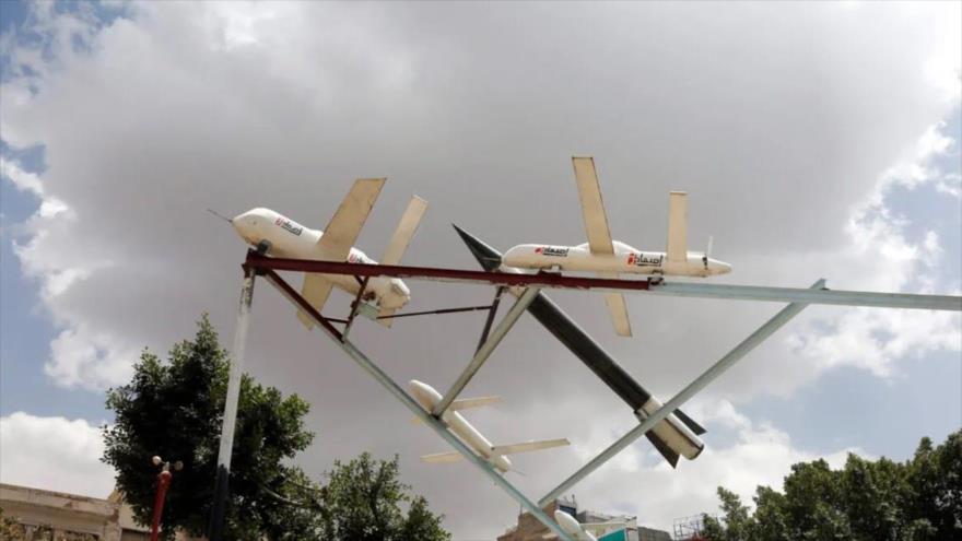 Partidarios de Ansarolá instalan varios drones y misiles en una plaza concurrida en Saná, capital de Yemen, 21 de marzo de 2022. (Foto: Getty Images)