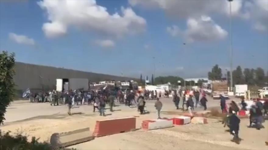 Vídeo: colonos israelíes atacan camiones de ayudas que van hacia Gaza