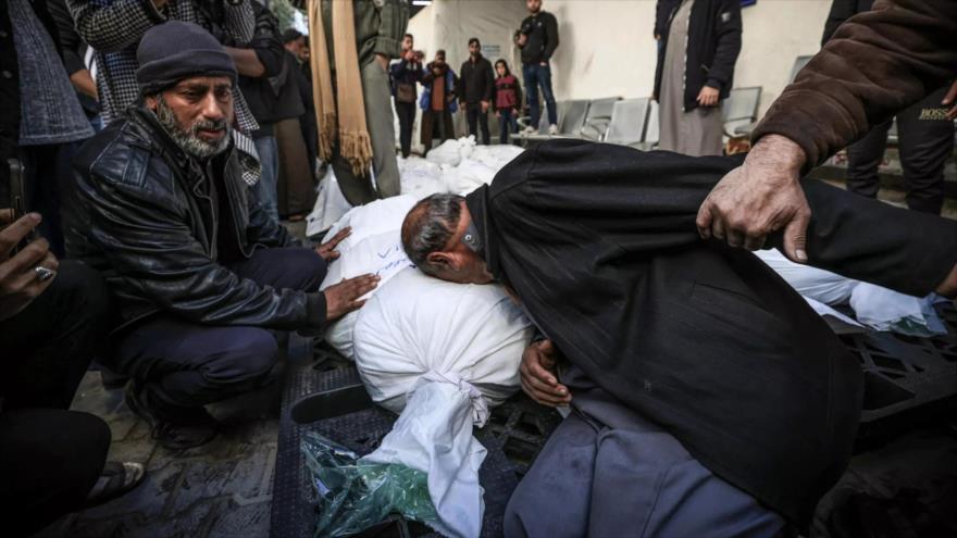 Palestinos lloran la muerte de seres queridos tras un ataque israelí, en Rafah, en el sur de la Franja de Gaza, 18 de enero de 2024. (Foto: AFP)
