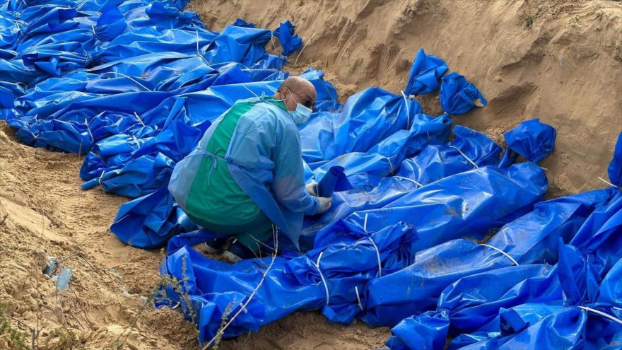 Los cuerpos de los palestinos muertos en ataques israelíes son enterrados en una fosa común, en Jan Yunis, en el sur de la Franja de Gaza, 22 de noviembre de 2023. (Foto: Reuters)