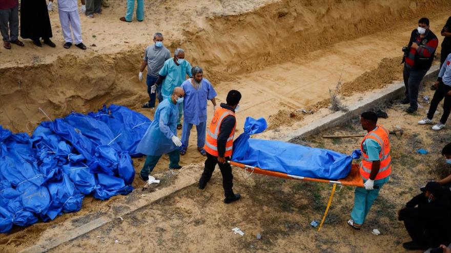 Los cuerpos de los palestinos muertos en ataques israelíes son enterrados en una fosa común, en Jan Yunis, en el sur de la Franja de Gaza, 22 de noviembre de 2023. (Foto: Reuters)