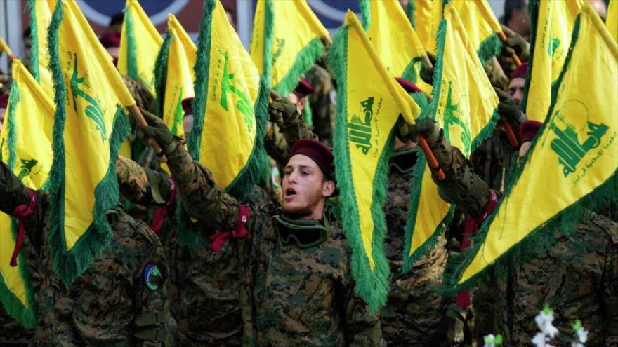 Combatientes de Hezbolá acuden al funeral de su comandante Wissam al-Tawil, en el sur del Líbano, el 9 de enero de 2024. (Foto: AP)