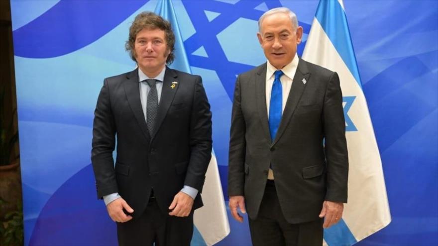 El presidente de Argentina, Javier Milei, (izq.) y el primer ministro israelí, Benjamín Netanyahu, se reúnen en la Palestina ocupada, 7 de febrero de 2024.