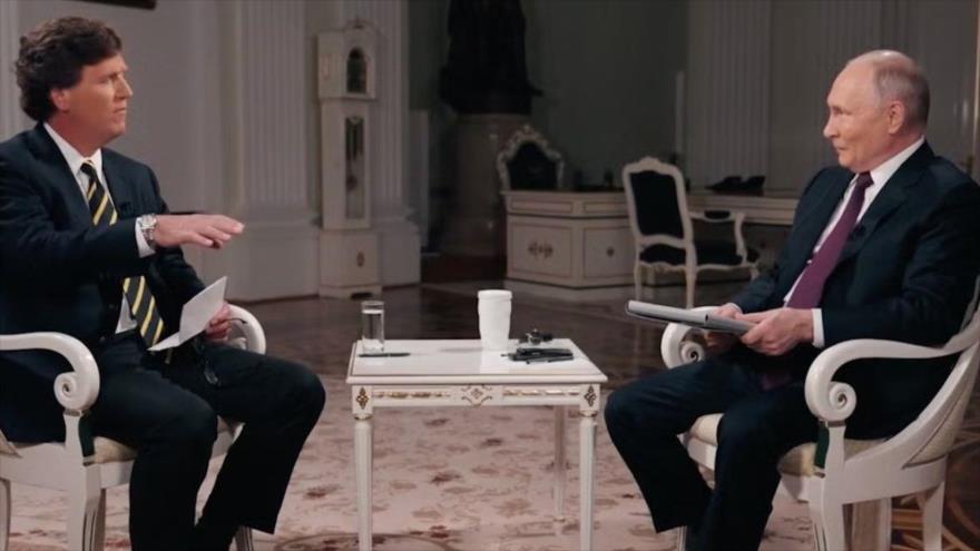 El presidente ruso, Vladimir Putin (drcha.) en entrevista con el periodista estadounidense Tucker Carlson. 9 de febrero de 2024