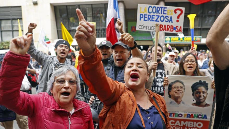 Colombianos en una marcha a favor del presidente Gustavo Petro, Bogotá. 08 de febrero de 2024.