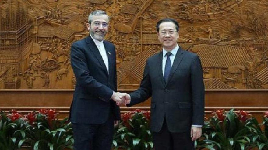 El vicecanciller de Irán, Ali Baqeri Kani (izda.), y su homólogo chino, Ma Zhaoxu, en Pekín, 8 de febrero de 2024.