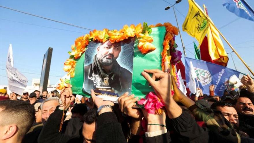 El funeral de Abu Baqer Al-Saadi, un comandante de Resistencia iraquí asesinado en un ataque de EE.UU., en Bagdad.