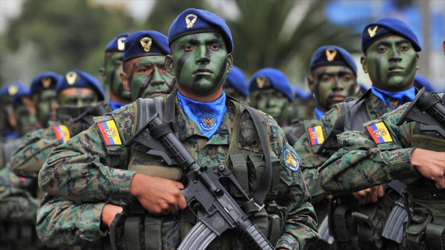 Soldados ecuatorianos en un desfile portando armamento ruso.