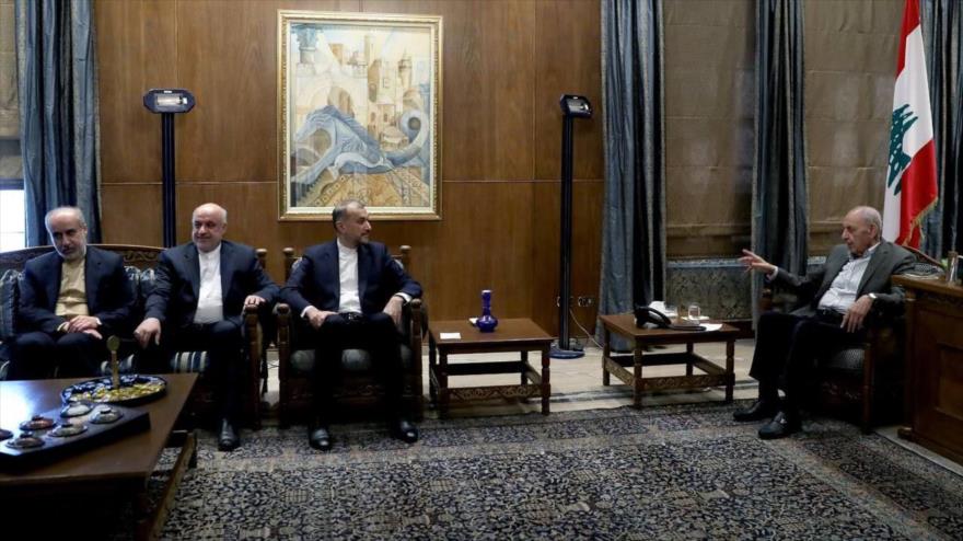 El canciller de Irán, Hosein Amir Abdolahian, (c) y el presidente del Parlamento libanés, Nabih Berri, (dcha.) reunidos en Beirut, 10 de febrero de 2024.