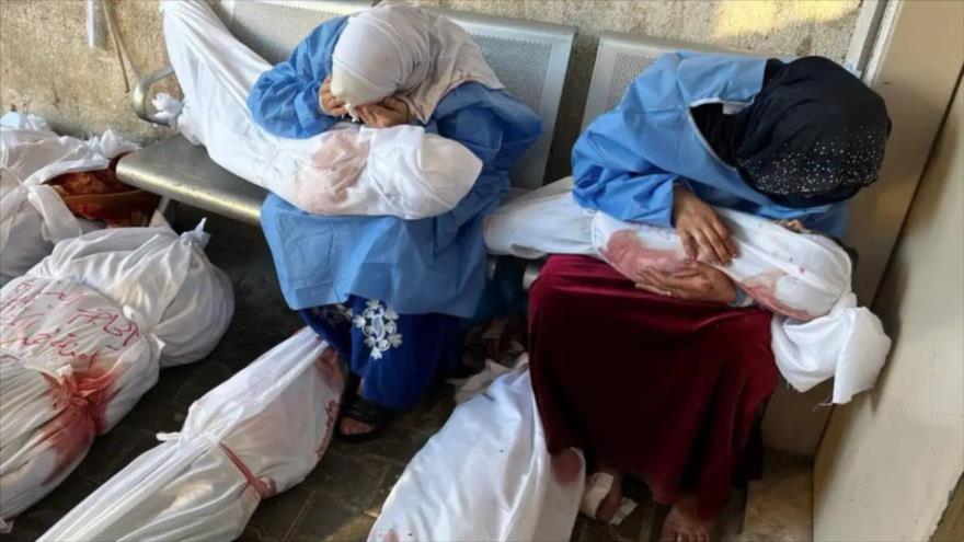 Mujeres palestinas lloran por sus hijos asesinados en bombardeos israelíes, hospital indonesio, Franja de Gaza, 18 de noviembre de 2023. (Foto: Reuters)