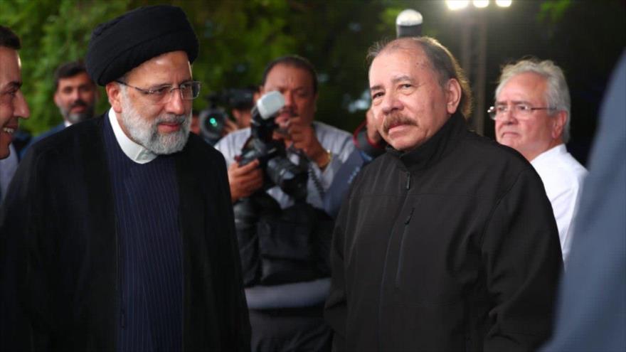 El presidente de Irán, Seyed Ebrahim Raisi (izquierda) junto a su homólogo de Nicaragua, Daniel Ortega, en Managua, el 5 de junio de 2023.

