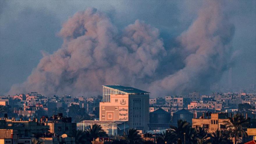 Humo ondeando durante el bombardeo israelí sobre Jan Yunis en el sur de la Franja de Gaza el 10 de febrero de 2024 (Foto: de archivo de AFP).