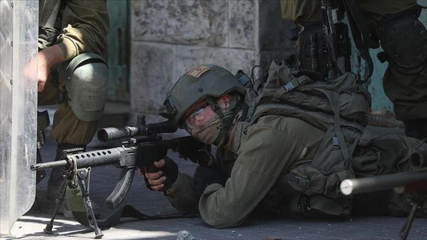 Francotirador israelí dispara contra un niño y una mujer en Gaza