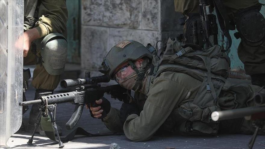 Francotirador israelí dispara contra un niño y una mujer en Gaza | HISPANTV