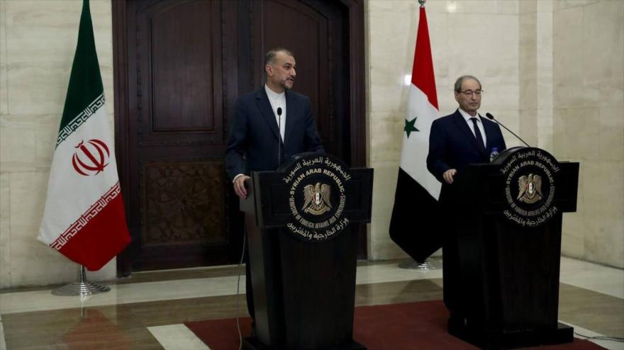 El canciller de Irán, Hosein Amir Abdolahian, (izqda.) y su par sirio, Faisal al-Miqdad, en una conferencia de prensa en Damasco, 11 de febrero de 2024.