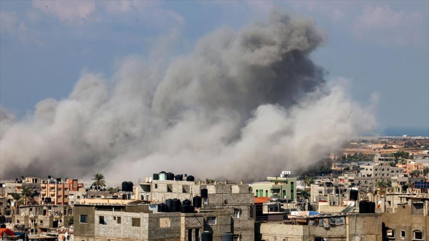 Columna de humo se eleva tras un ataque aéreo de Israel contra la ciudad de Rafah, en el sur de Gaza, 16 de octubre de 2023. (Foto: AFP)