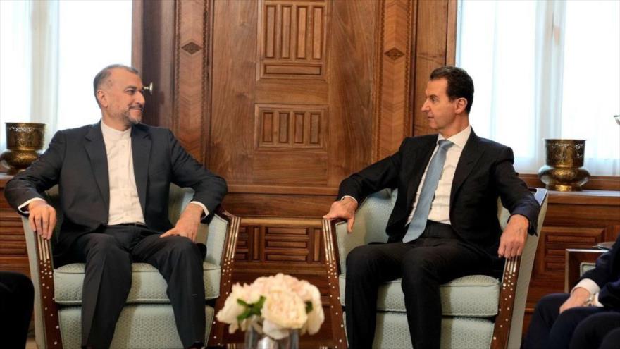 El canciller iraní, Hosein Amir Abdolahian, (izqda.) reunido con el presidente de Siria, Bashar al-Asad, Damasco, 11 de febrero de 2024.