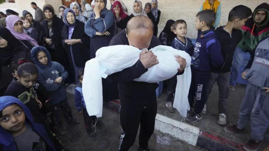 Un palestino llora a un familiar muerto en el bombardeo israelí de la Franja de Gaza en Deir al-Balah, 11 de febrero de 2024. (Foto: AP)