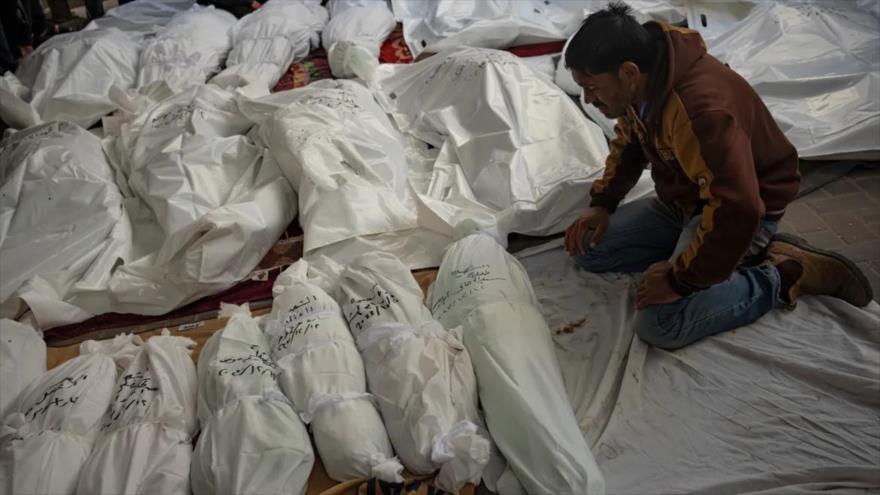 Los palestinos lloran a sus familiares muertos en el bombardeo israelí de la Franja de Gaza, en el hospital de Rafah. (Foto: AP)