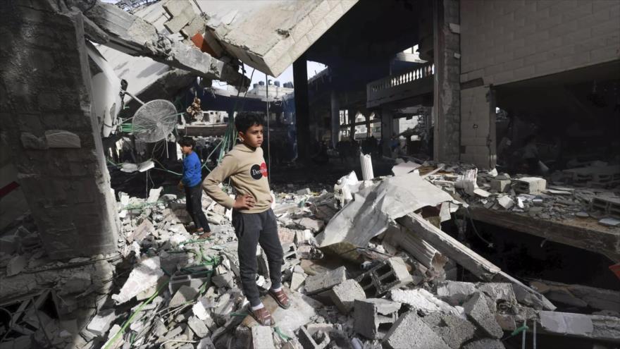 Niños inspeccionan daños entre los escombros de una mezquita tras un bombardeo israelí en Rafah, sur de Gaza, el 12 de febrero de 2024. (Foto: AFP)