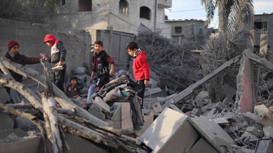 Niños palestinos inspeccionan el lugar de un ataque israelí contra una casa en Rafah, sur de la Franja de Gaza, 12 de febrero de 2024. (Foto: Reuters)