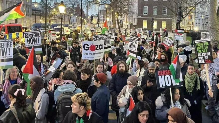 "Qué vergüenza Rishi Sunak", gritan británicos en Downing Street 