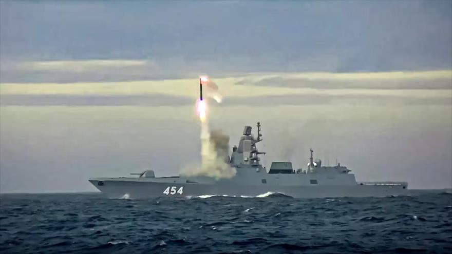 El lanzamiento de un misil hipersónico Zircon desde la fragata Almirante Gorshkov de la Armada rusa en el Mar de Barents. (Foto: AP)