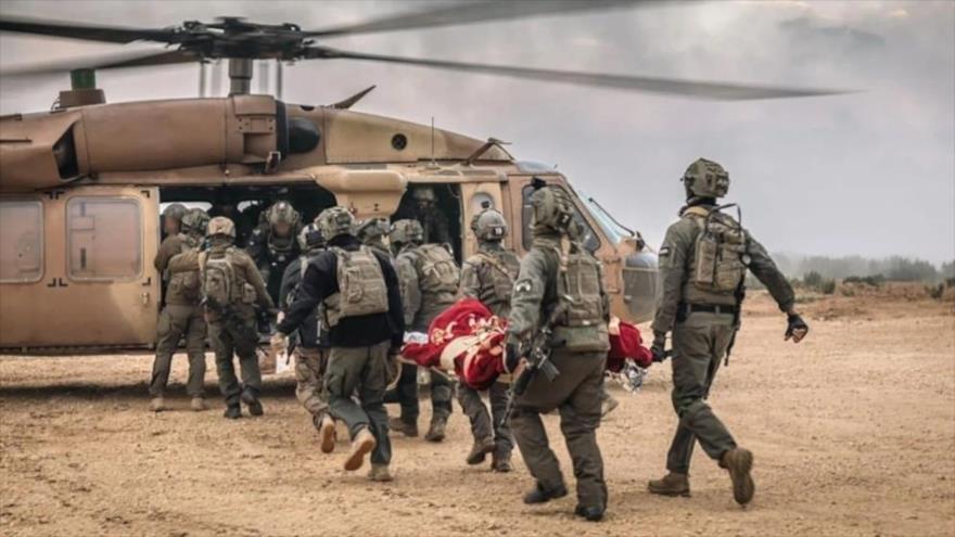 Las fuerzas israelíes llevan a los militares heridos en combates en la Franja de Gaza.