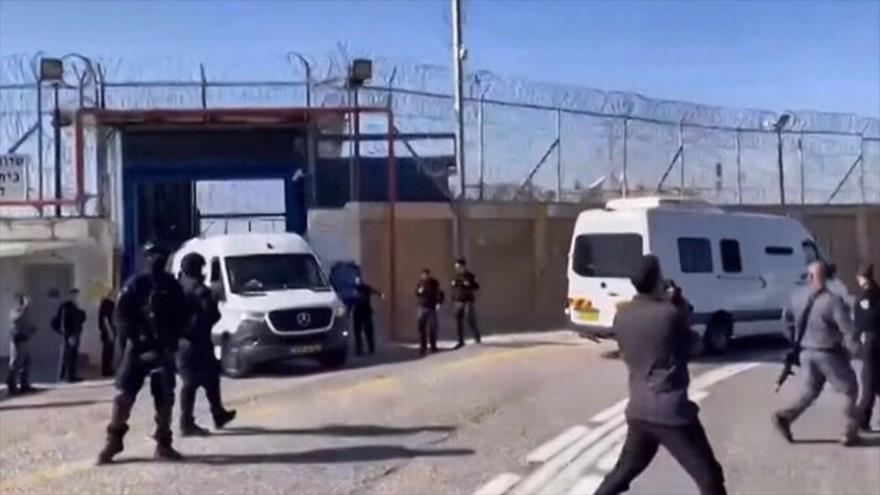Una captura de un vídeo muestra el traslado de los presos palestinos a la prisión de Ofer en Cisjordania, 24 de noviembre de 2023.